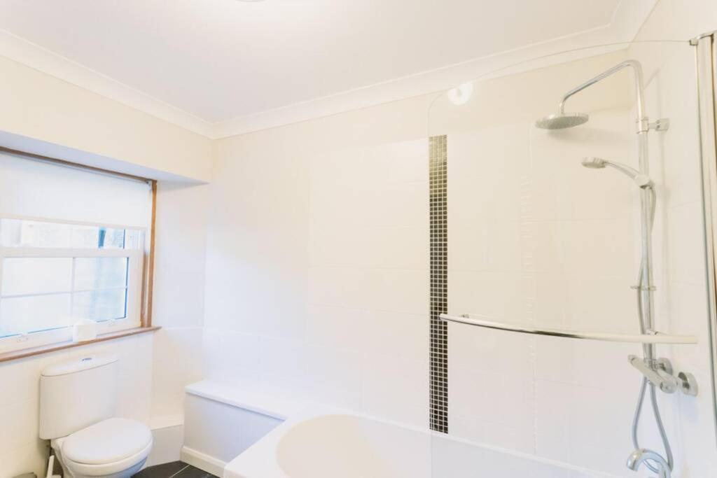 Factors House - A Comfy Cottage In Countryside Park With Wifi And Access To Bar And Pool Perth Esterno foto